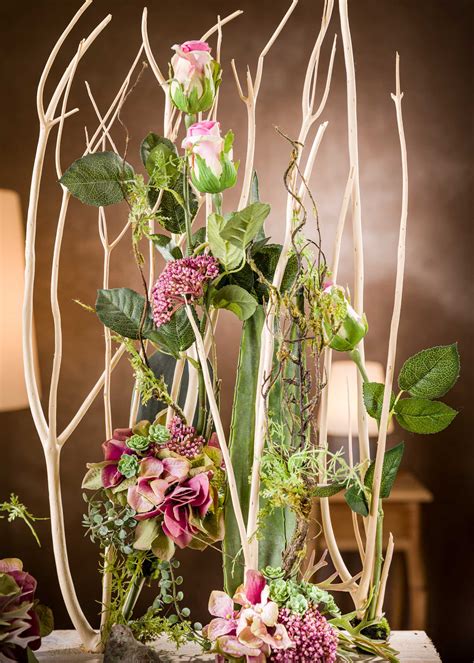 Arco nuziale con rami di salice e fiori finti