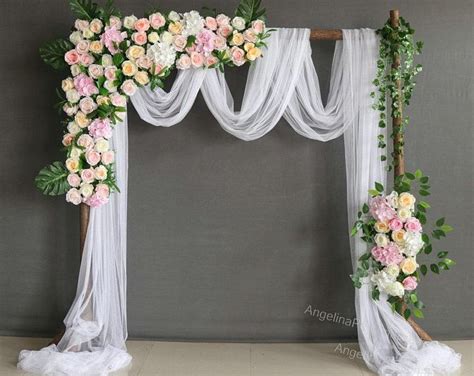 Arco nuziale decorato con tulle e fiori di seta