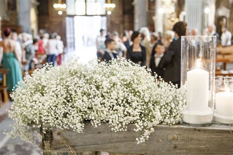 Composizione floreale di gypsophila bianca