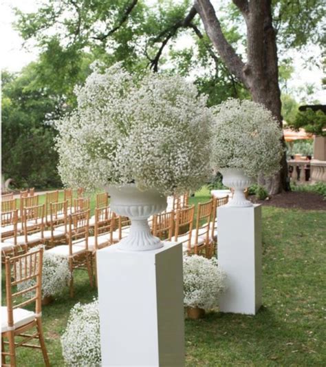 Iniziali degli sposi ricoperte di gypsophila