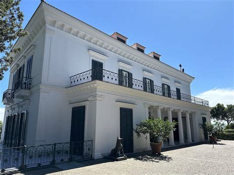 Parco di Villa Rosebery con pini secolari e cipressi monumentali