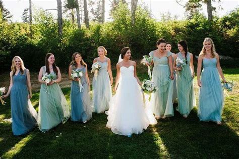 Coppia di sposi e damigelle con abiti verde Tiffany