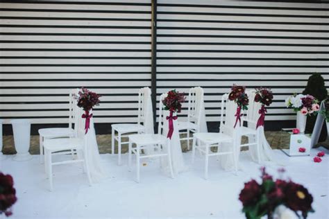 allestimento sedie con fiori rossi