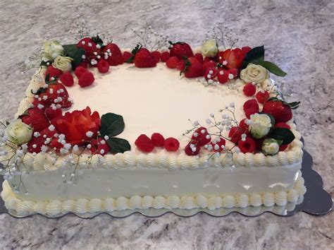 torta nuziale decorata con fiori rossi
