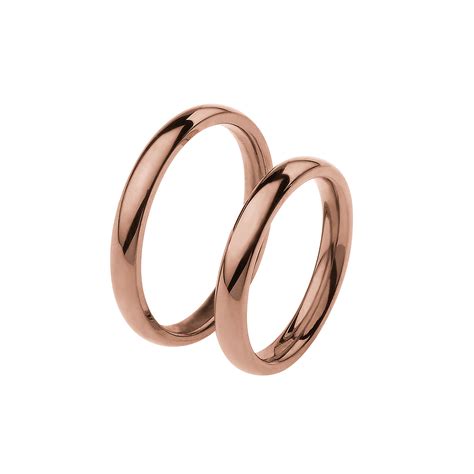 Dettaglio di fedi nuziali in oro rosa e bianco