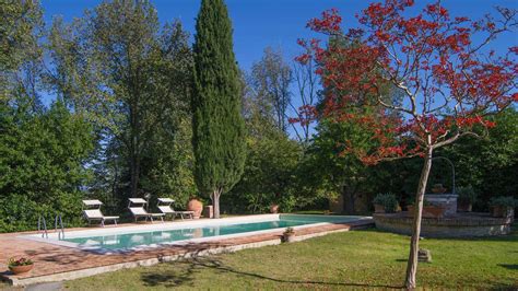 Giardino di Borgo Ducale con piscina
