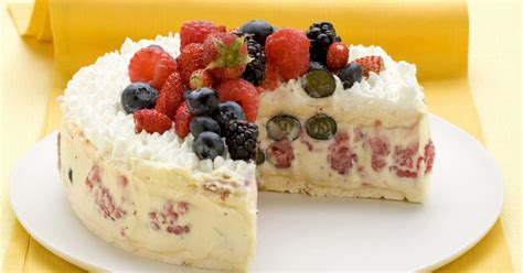 Torta nuziale meringata con frutti di bosco