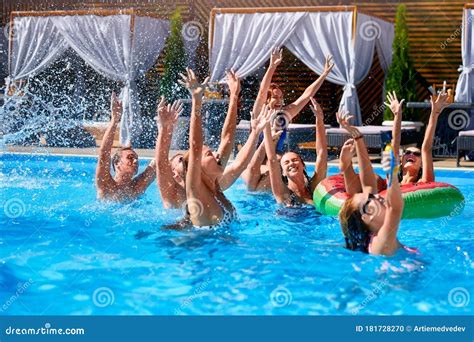 Gruppo di amiche che ballano in piscina