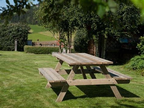Tavolo da picnic apparecchiato in un parco