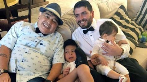 Diego Armando Maradona Jr. con la famiglia