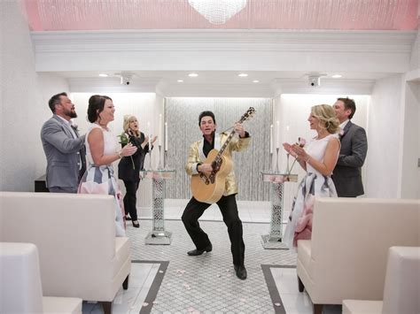 Coppia che si sposa in una cappella di Las Vegas