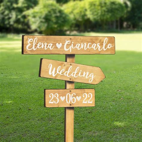 Esempi di allestimenti con cartelli freccia per matrimonio