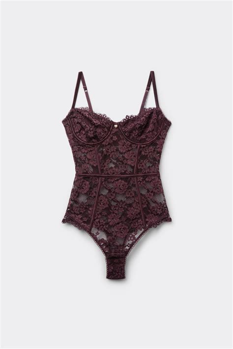 Catalogo di body intimi da donna in vari colori e modelli.