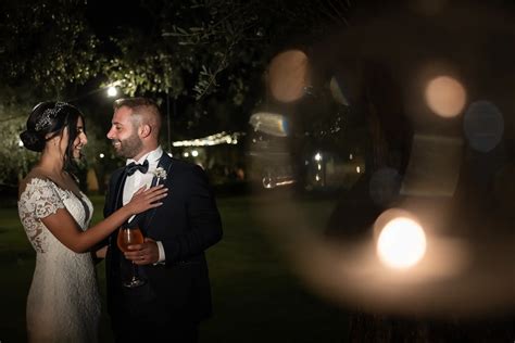 Una coppia felice durante un ricevimento di matrimonio in una tenuta italiana