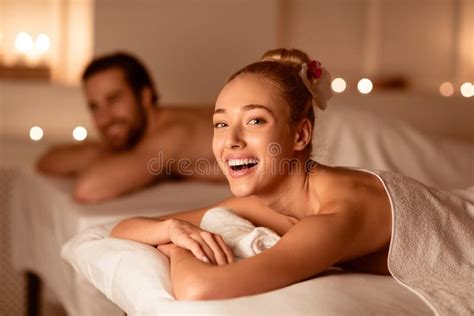 Coppia che si gode un massaggio rilassante in un ambiente SPA