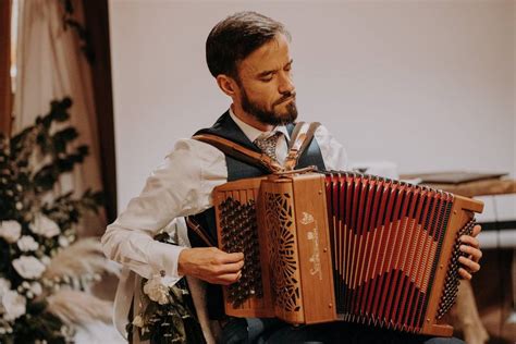 sposa che sceglie musica per matrimonio