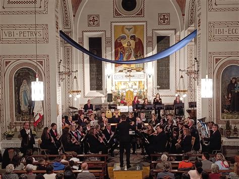 chiesa con musicisti