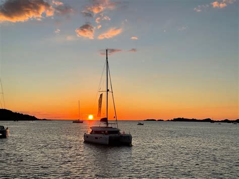 Catamarano da festa al tramonto in Algarve
