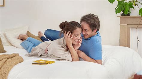 Coppia che esplora la propria intimità