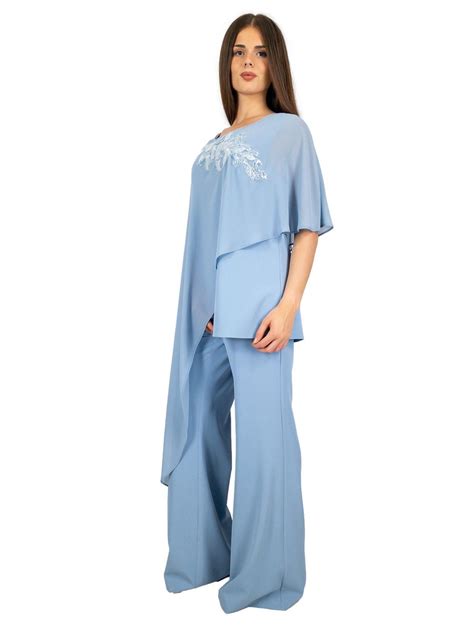Donna in elegante completo pantalone da cerimonia