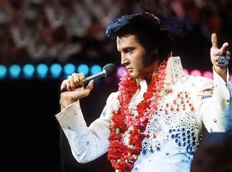 Imitazione di Elvis Presley che officia una cerimonia nuziale a Las Vegas