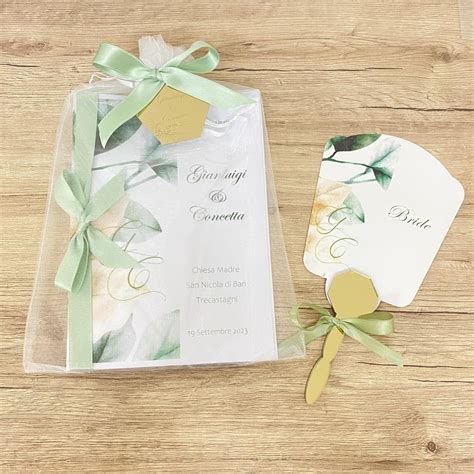 Dettagli di una wedding bag: libretto Messa, ventaglio e bolle di sapone