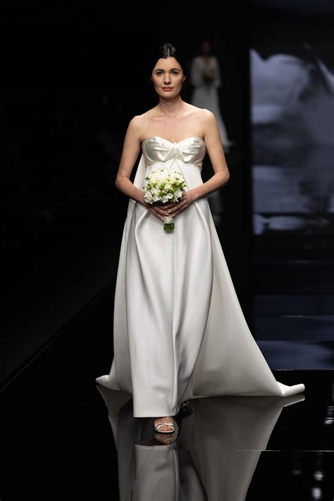 Donna in abito da sposa che parla all'altare