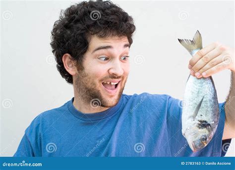 Uomo che offre pesce a un gruppo di persone