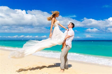Immagine di una spiaggia tropicale con una coppia che si sposa