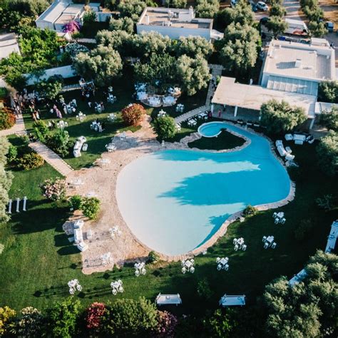 Vista aerea di una masseria pugliese con piscina e ulivi