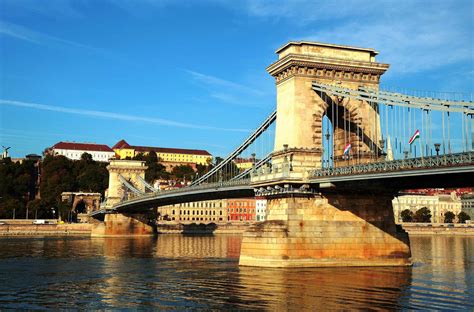 Vista panoramica di Budapest con il Parlamento e il Ponte delle Catene