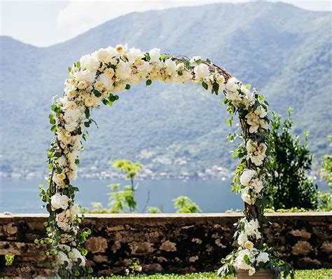Arco floreale per matrimonio con rose bianche e verdi