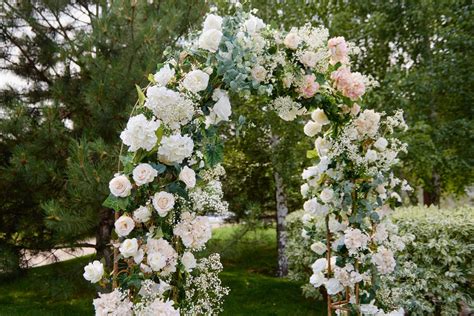 Arco floreale rustico con fiori di campo