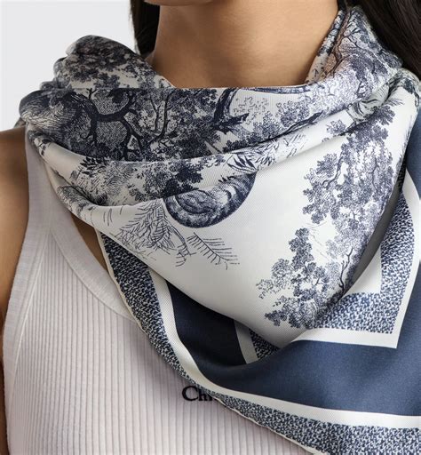 Donna con foulard di seta e basco