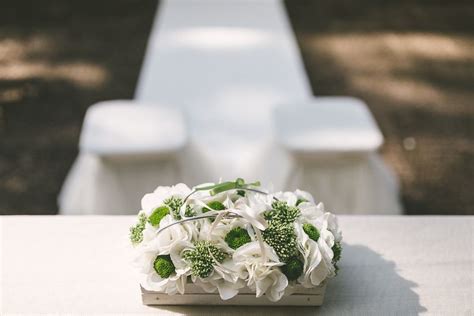 Nido decorato con muschio e fiori come portafedi