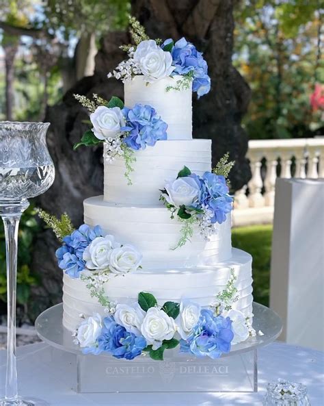 Torta nuziale con decorazioni floreali blu