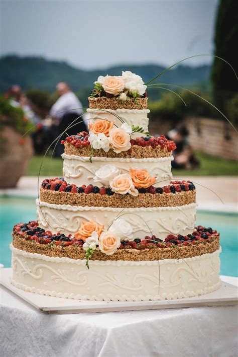 Esempi di torte nuziali moderne con frutta e fiori