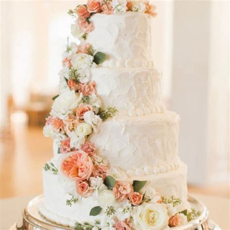 Dettaglio di una torta nuziale con decorazioni color pesca