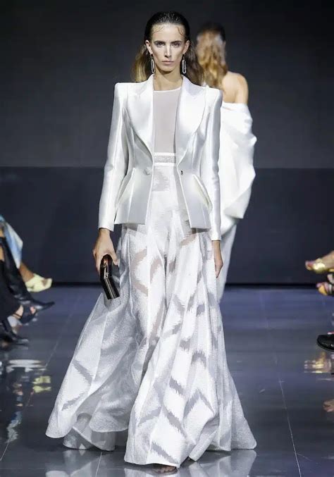 Esempio di tailleur elegante per la sposa alle nozze d'oro