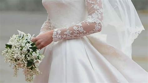 Una sposa in un tradizionale abito bianco vittoriano