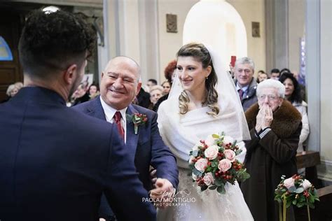 Una foto di un padre che accompagna la figlia all'altare