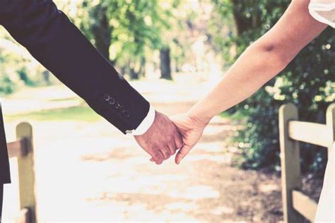 Una coppia di sposi che si tiene per mano