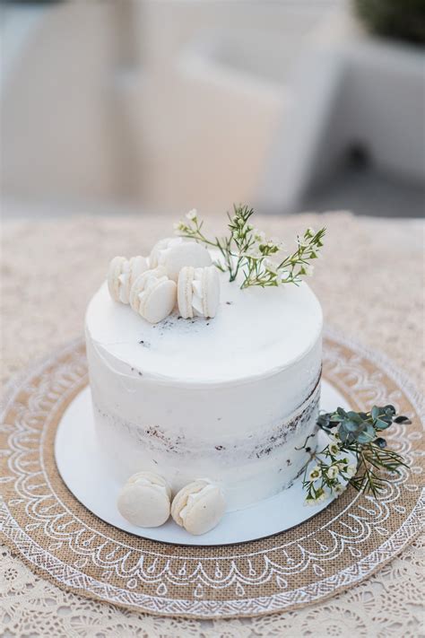 Una torta nuziale divertente con decorazioni a tema matrimonio