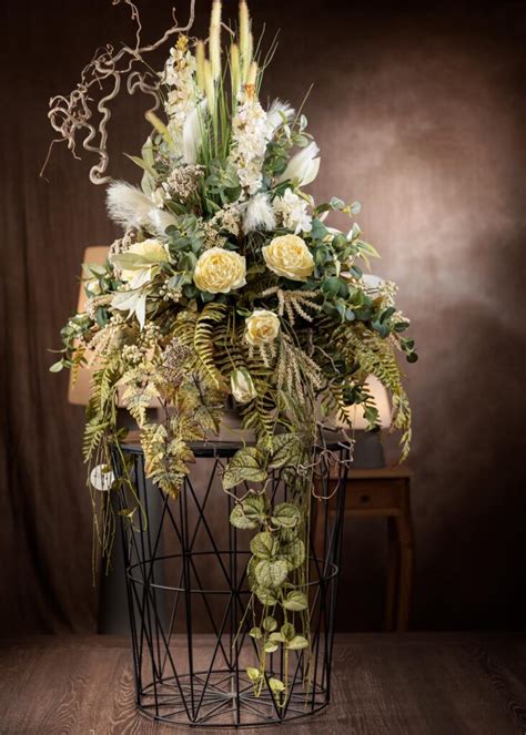 Composizione floreale con fiori neri e bianchi
