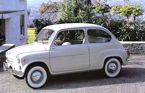 Una Fiat 600 d'epoca bianca