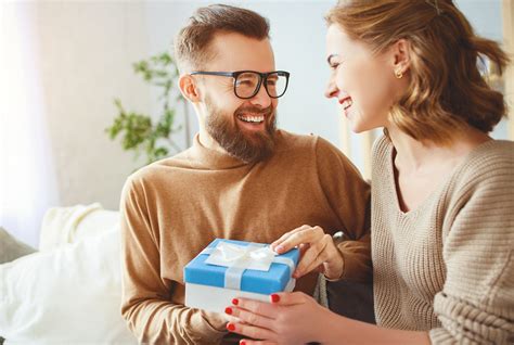 Coppia che si scambia un regalo d'avorio