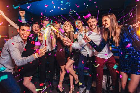 Festa in discoteca con amici