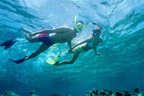 Coppia che fa snorkeling in acque cristalline