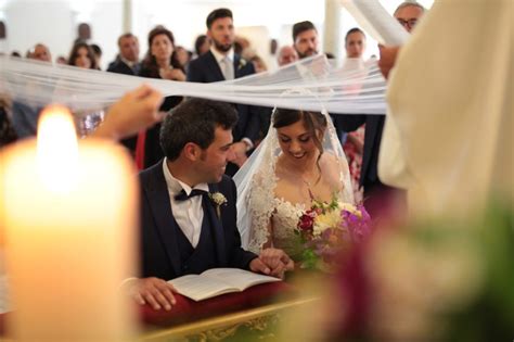 sposi sorridenti durante il matrimonio