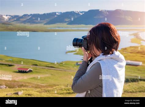 fotografo intento a scattare foto spontanee